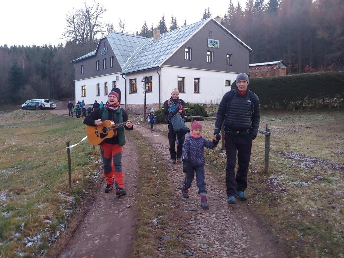 Srub Na Svahu Sjezdovky V Radvanicich Radvanice  Bagian luar foto